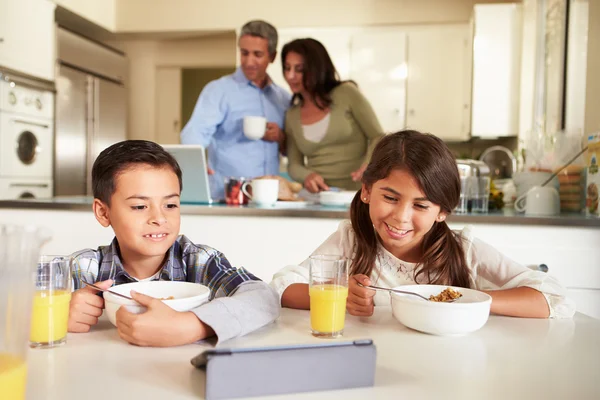 Hispanic Family Eating Breakfast — Stock Photo, Image