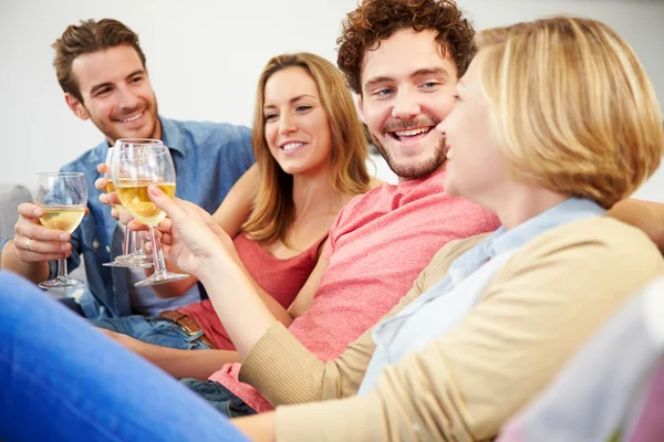 Freunde genießen ein Glas Wein — Stockfoto