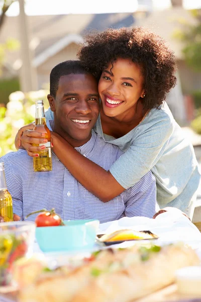 Pareja romántica comiendo comida en el jardín —  Fotos de Stock