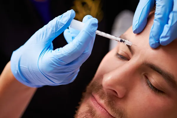 Uomo che ha il trattamento di Botox — Foto Stock