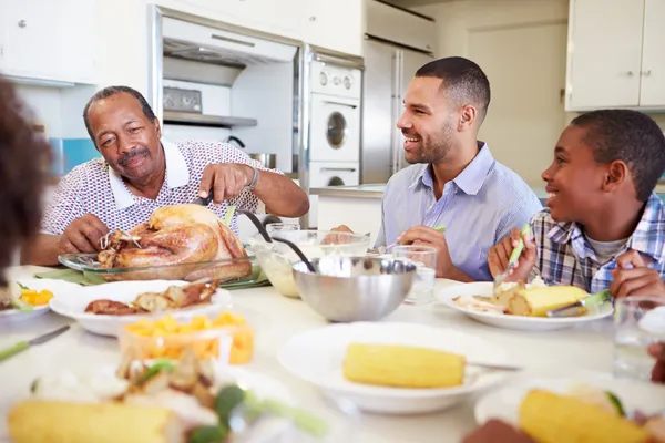 Multi generatie familie maaltijd eten — Stockfoto