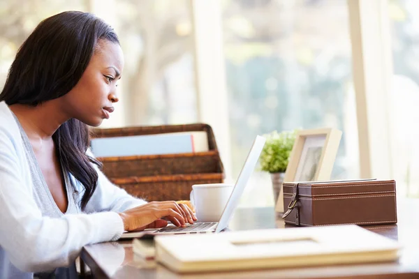 Vrouw met laptop — Stockfoto