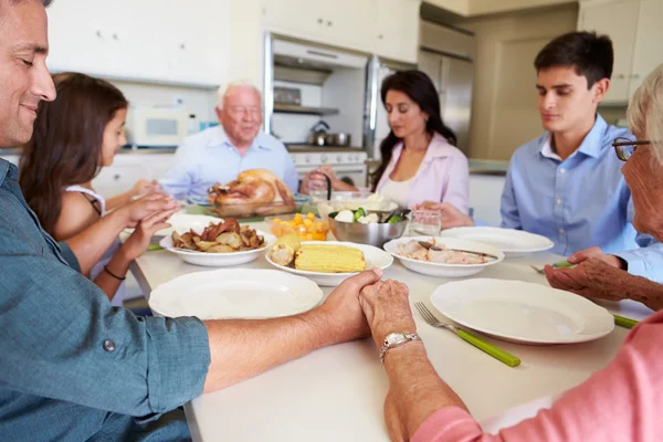 Family Saying Prayer Before Eating Meal — Stock Photo, Image