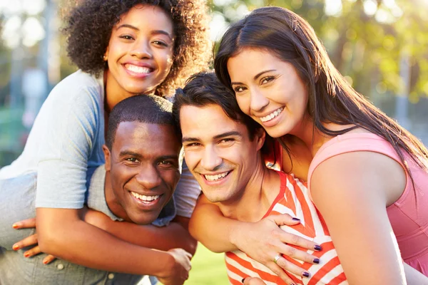 Amigos divirtiéndose en el parque — Foto de Stock