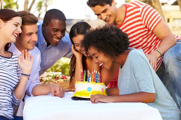 Amigos comemorando aniversário — Fotografia de Stock