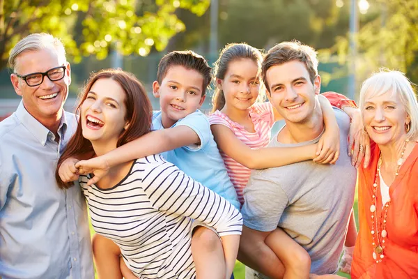 Famiglia multigenerazione nel parco — Foto Stock