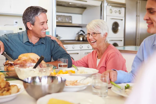 Flera generation familj äta måltid — Stockfoto
