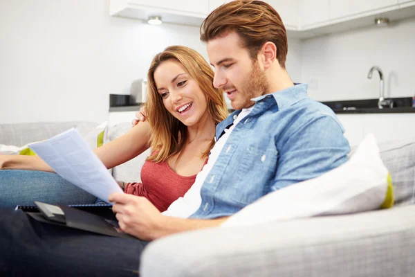 Pareja mirando a través de las finanzas personales — Foto de Stock