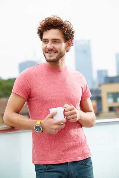 Homem com xícara de café — Fotografia de Stock