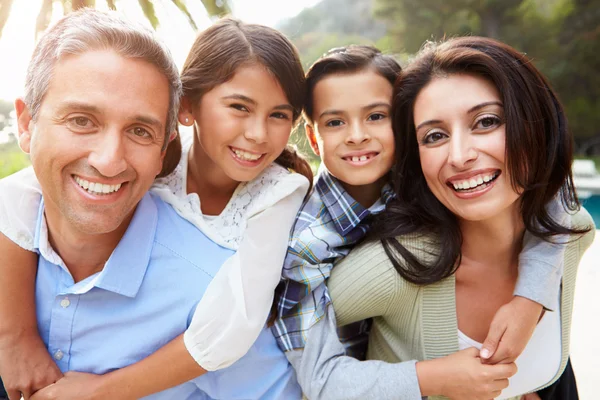 Familia hispana en el campo — Foto de Stock