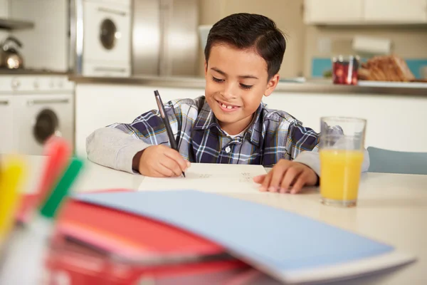 Niño hispano haciendo tarea — Foto de Stock