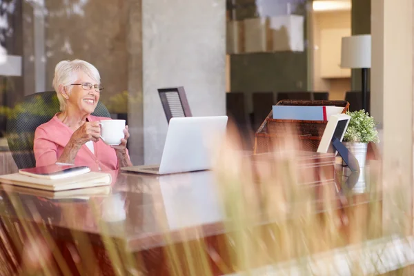 Senior kvinna som använder bärbar dator — Stockfoto