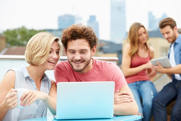 Freunde mit Laptop und digitalem Tablet — Stockfoto