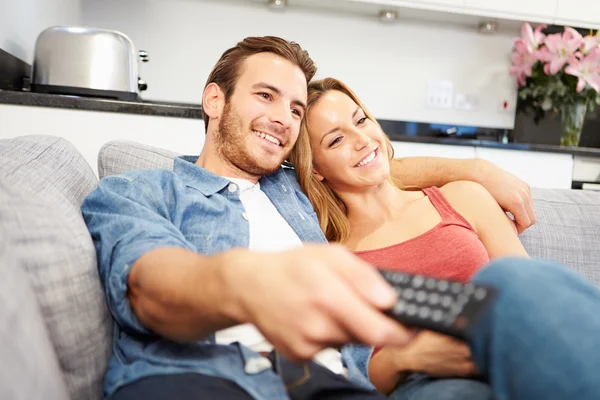 Casal assistindo televisão — Fotografia de Stock