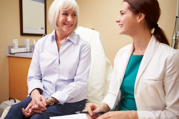 Médico con paciente mayor — Foto de Stock