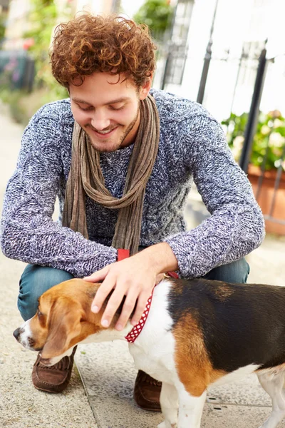 Människan tar med hunden på promenad — Stockfoto