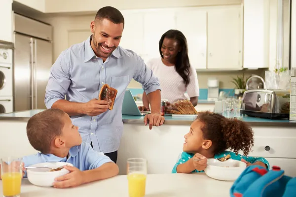 Família comer café da manhã — Fotografia de Stock