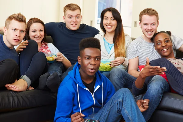 Amis Regarder la télévision — Photo