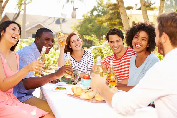 Grupo de amigos disfrutando de la comida — Foto de Stock