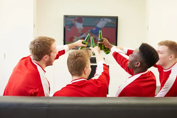 Fãs de esportes assistindo jogo — Fotografia de Stock