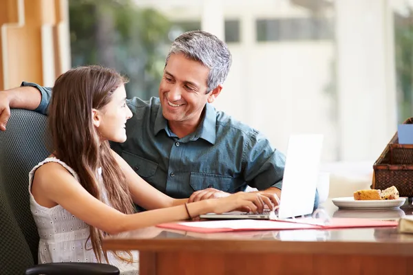 Padre e hija con portátil — Foto de Stock