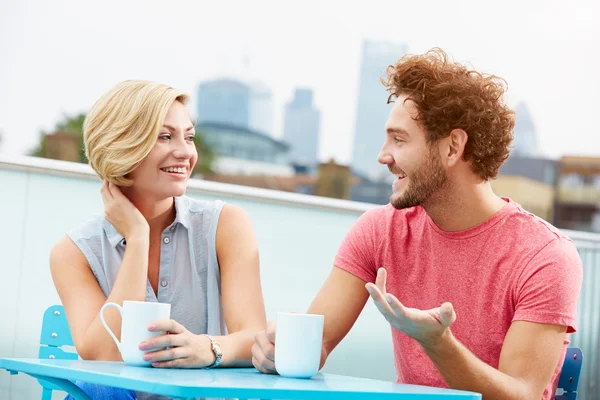 Casal relaxante com café — Fotografia de Stock