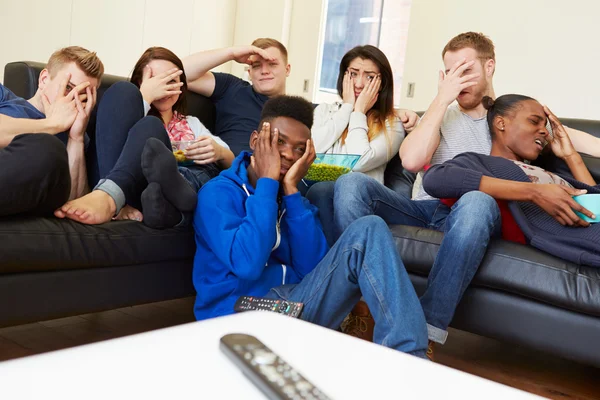 Amigos assistindo televisão — Fotografia de Stock