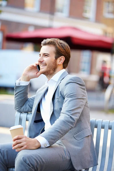 Homem de negócios usando telefone celular — Fotografia de Stock