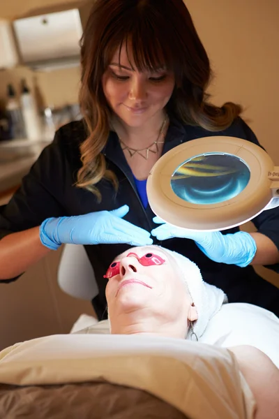 Crema de aplicación esteticista para cliente femenino — Foto de Stock