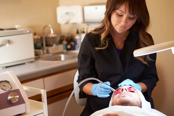 Man met dermabrasie cosmetische behandeling — Stockfoto