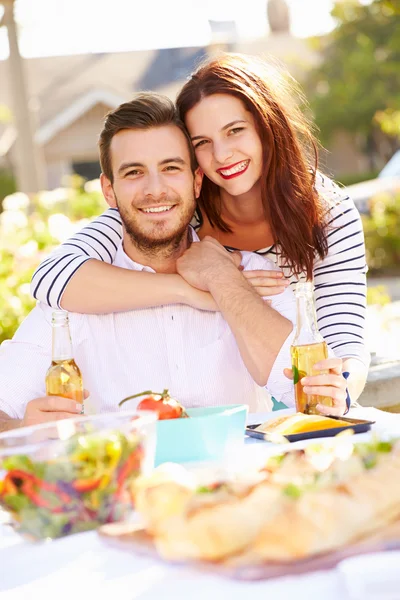 庭園で屋外の食事を楽しむカップル — ストック写真