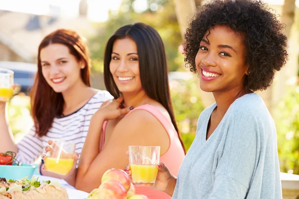 Drie vrouwelijke vrienden genieten van de maaltijd — Stockfoto