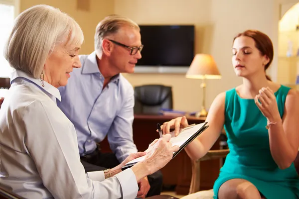 Ehepaar im Gespräch mit Finanzberater — Stockfoto