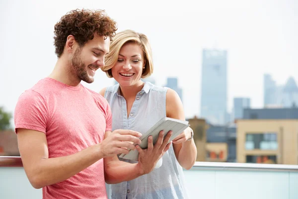 Casal usando tablet digital — Fotografia de Stock