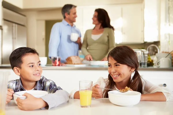 Familia hispana desayunando — Foto de Stock