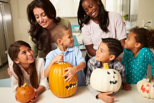 Fazendo lanternas de Halloween — Fotografia de Stock