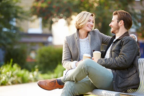 Couple relaxant sur banc de parc — Photo