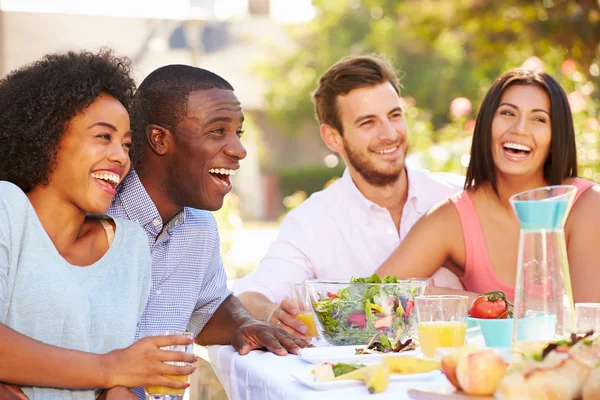 Grupo de amigos disfrutando de la comida — Foto de Stock