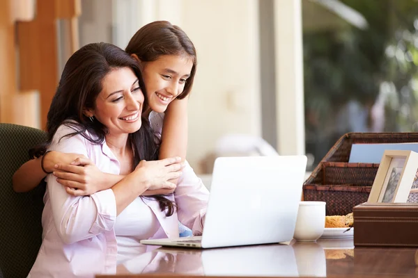 母亲和女儿看着笔记本电脑 — 图库照片