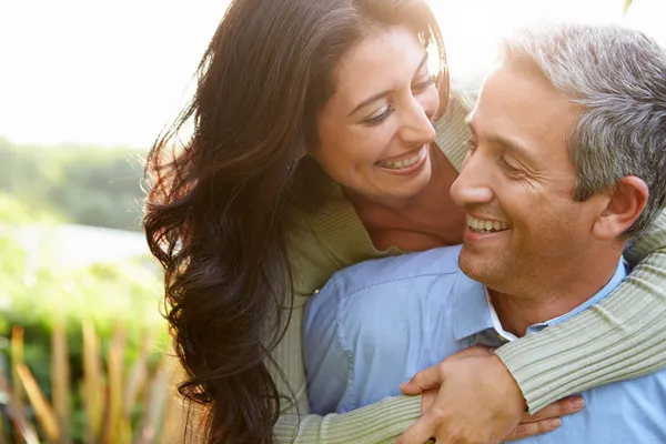 Liefdevolle hispanic paar — Stockfoto