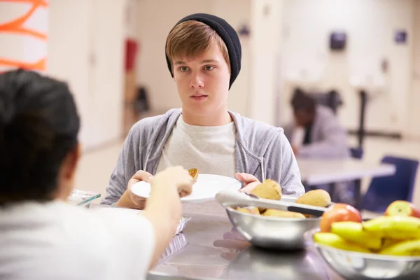 Kök som serverar mat — Stockfoto