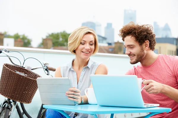 Pareja en azotea Terraza — Foto de Stock