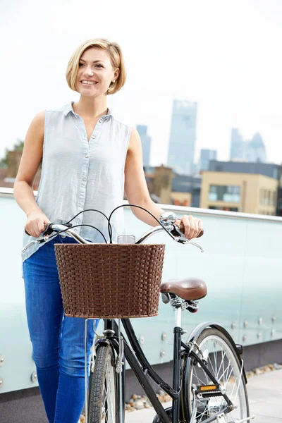 Kobieta pchania rower — Zdjęcie stockowe