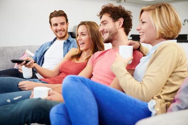 Amici che guardano la televisione — Foto Stock