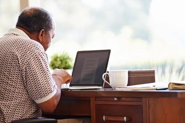 Homme âgé utilisant un ordinateur portable — Photo