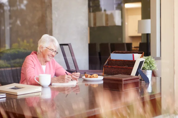 Seniorin schreibt Memoiren — Stockfoto