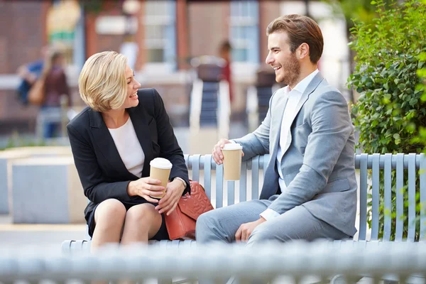 Business par på parkbänk — Stockfoto