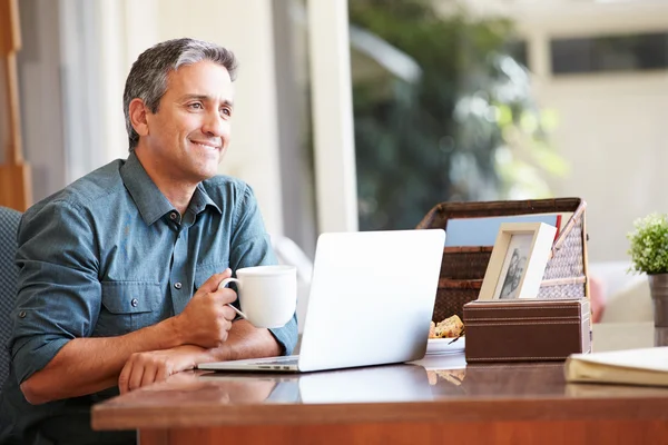 Maturo ispanico uomo utilizzando computer portatile — Foto Stock