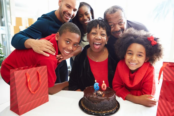 Família comemorando o 60o aniversário — Fotografia de Stock