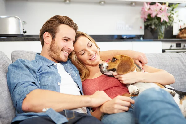 Pareja jugando con perro mascota —  Fotos de Stock